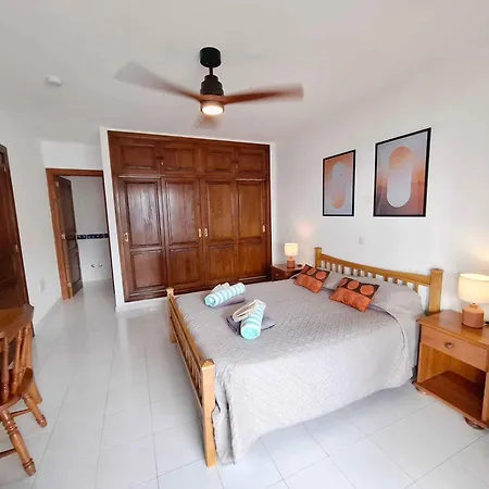 With Private Pools - Just 7 Min Walk From Beach, Bars & Dining Villa Playa Blanca (Lanzarote)