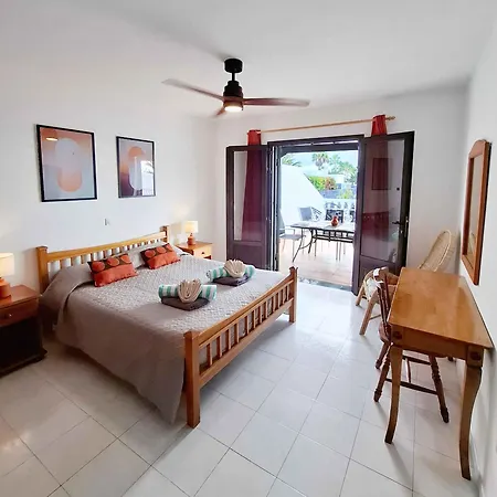 Villa With Private Pools - Just 7 Min Walk From Beach, Bars & Dining Playa Blanca (Lanzarote)