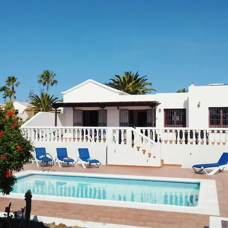 With Private Pools - Just 7 Min Walk From Beach, Bars & Dining Villa Playa Blanca (Lanzarote)