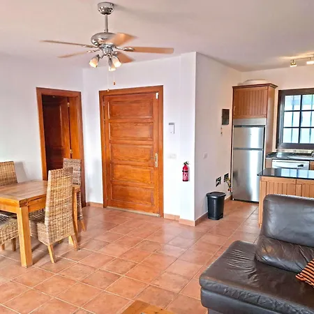 With Private Pools - Just 7 Min Walk From Beach, Bars & Dining Villa Playa Blanca (Lanzarote)